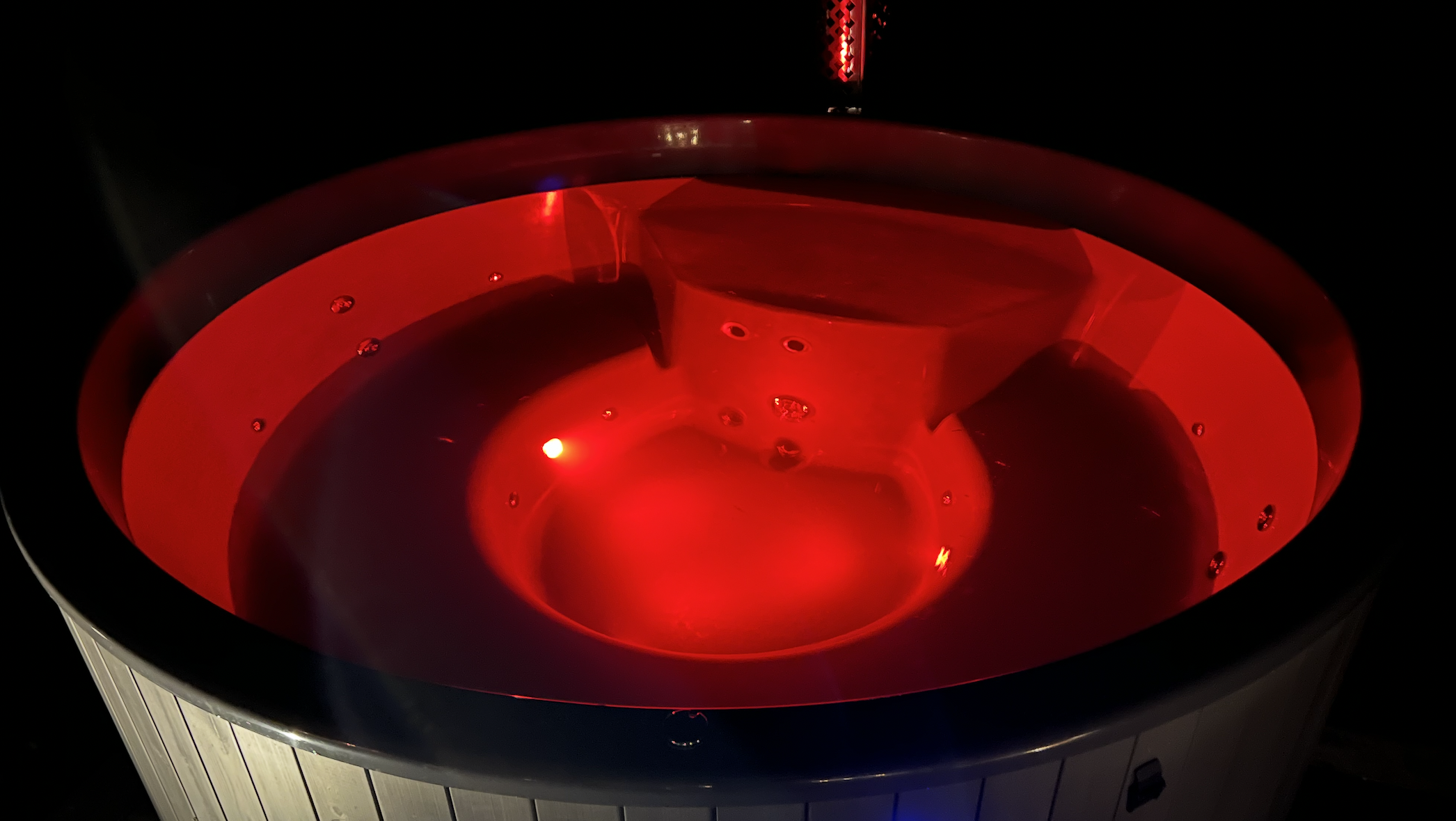 LED valgustus veetermomeetriga