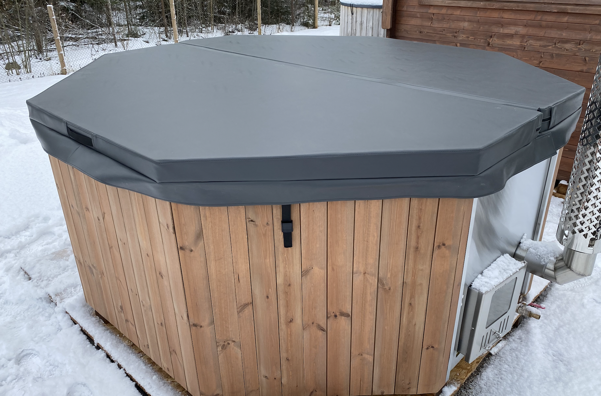 Soojustatud kate kümblustünnile