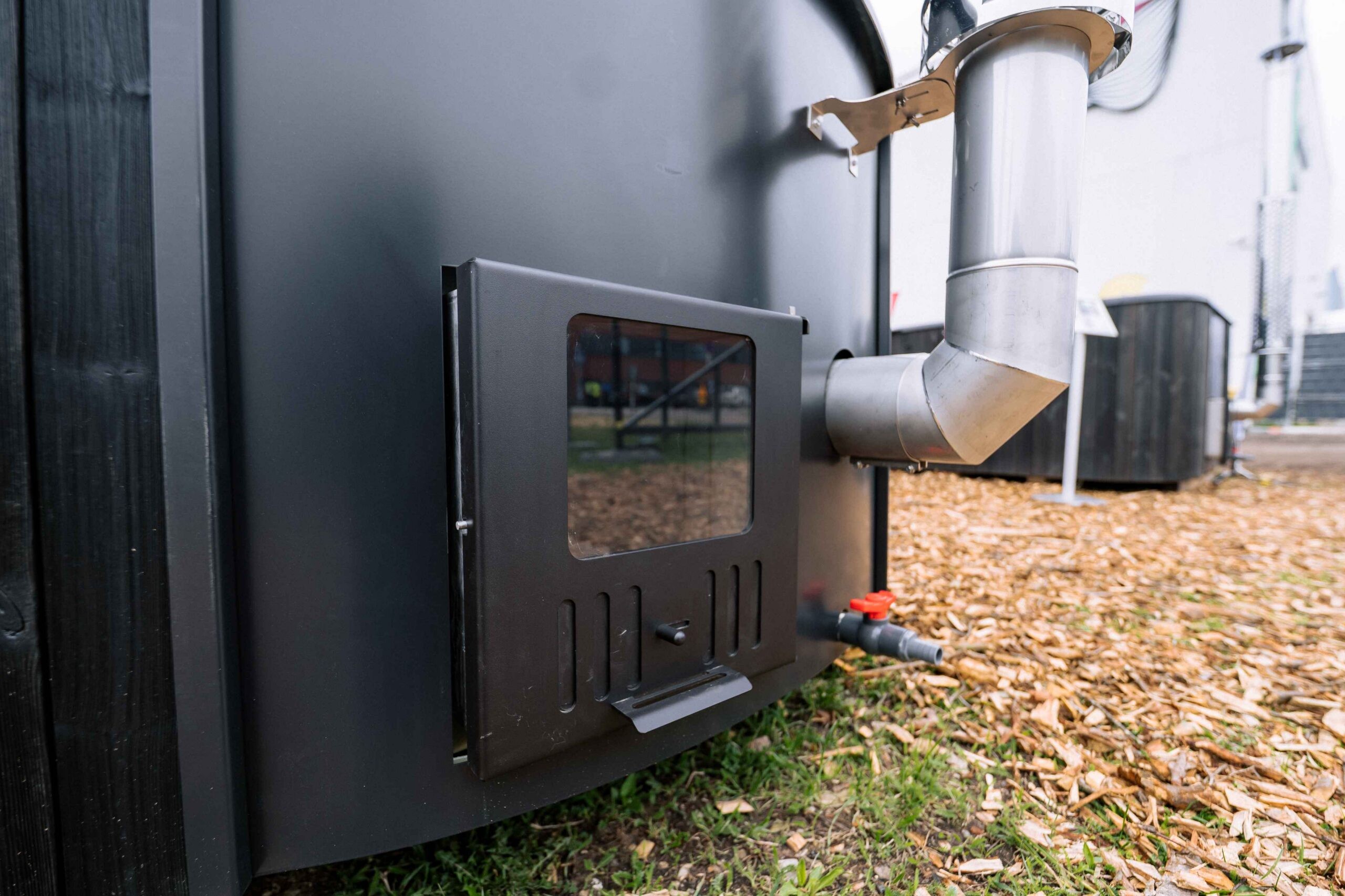 Kümblustünn DeLux 200 "Black Edition" integreeritud ahjuga