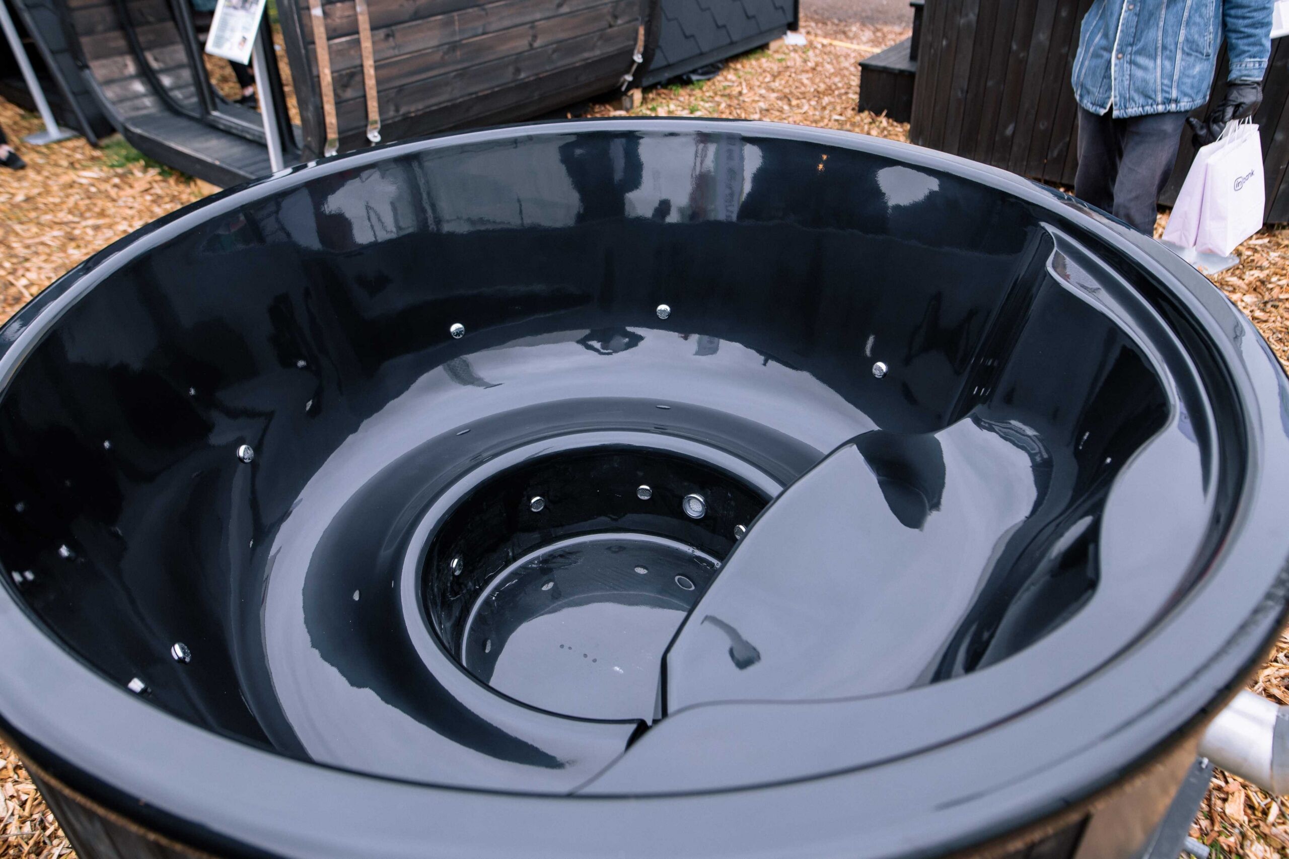 Kümblustünn DeLux 200 "Black Edition" integreeritud ahjuga