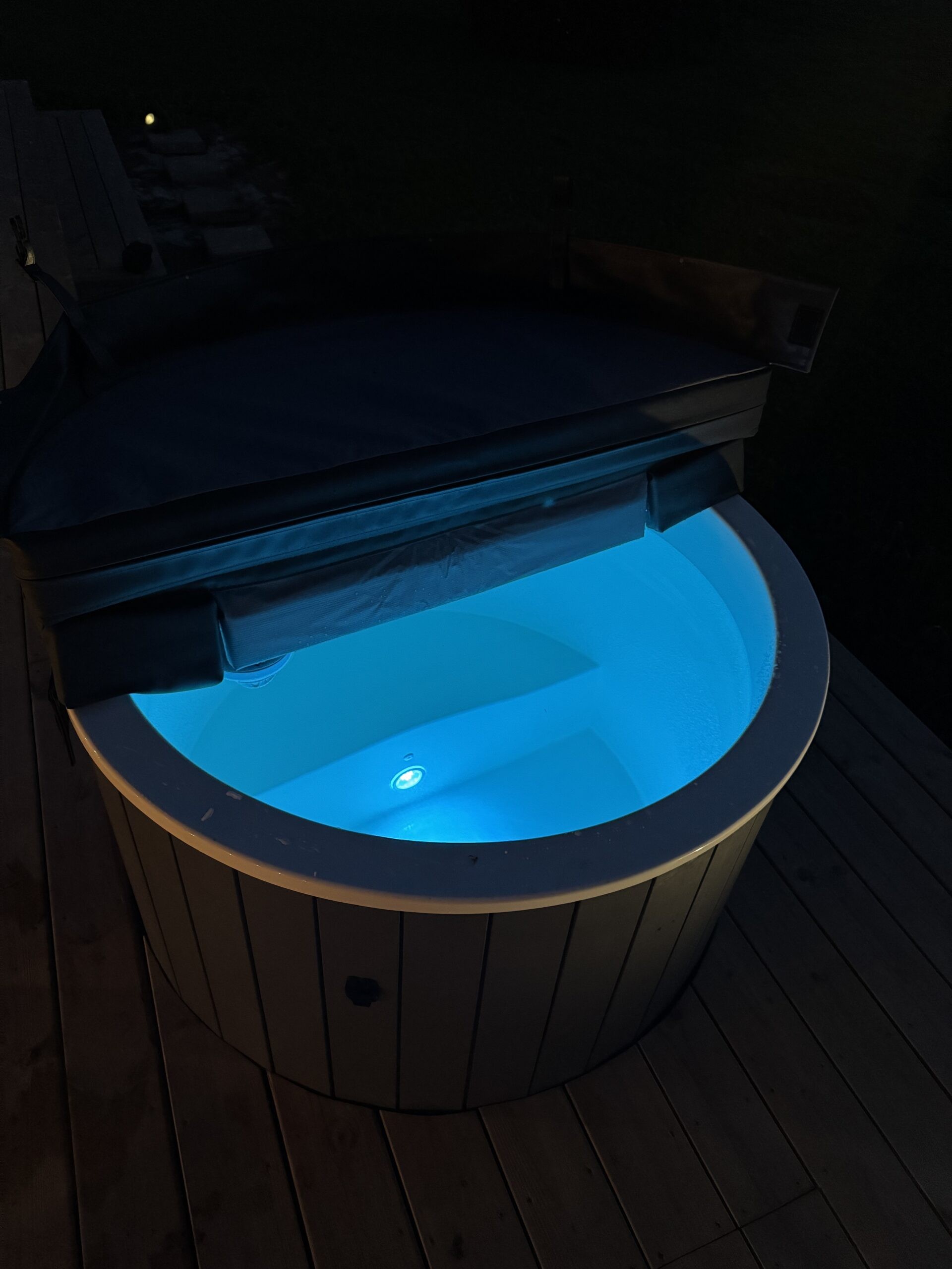 LED valgustus veetermomeetriga