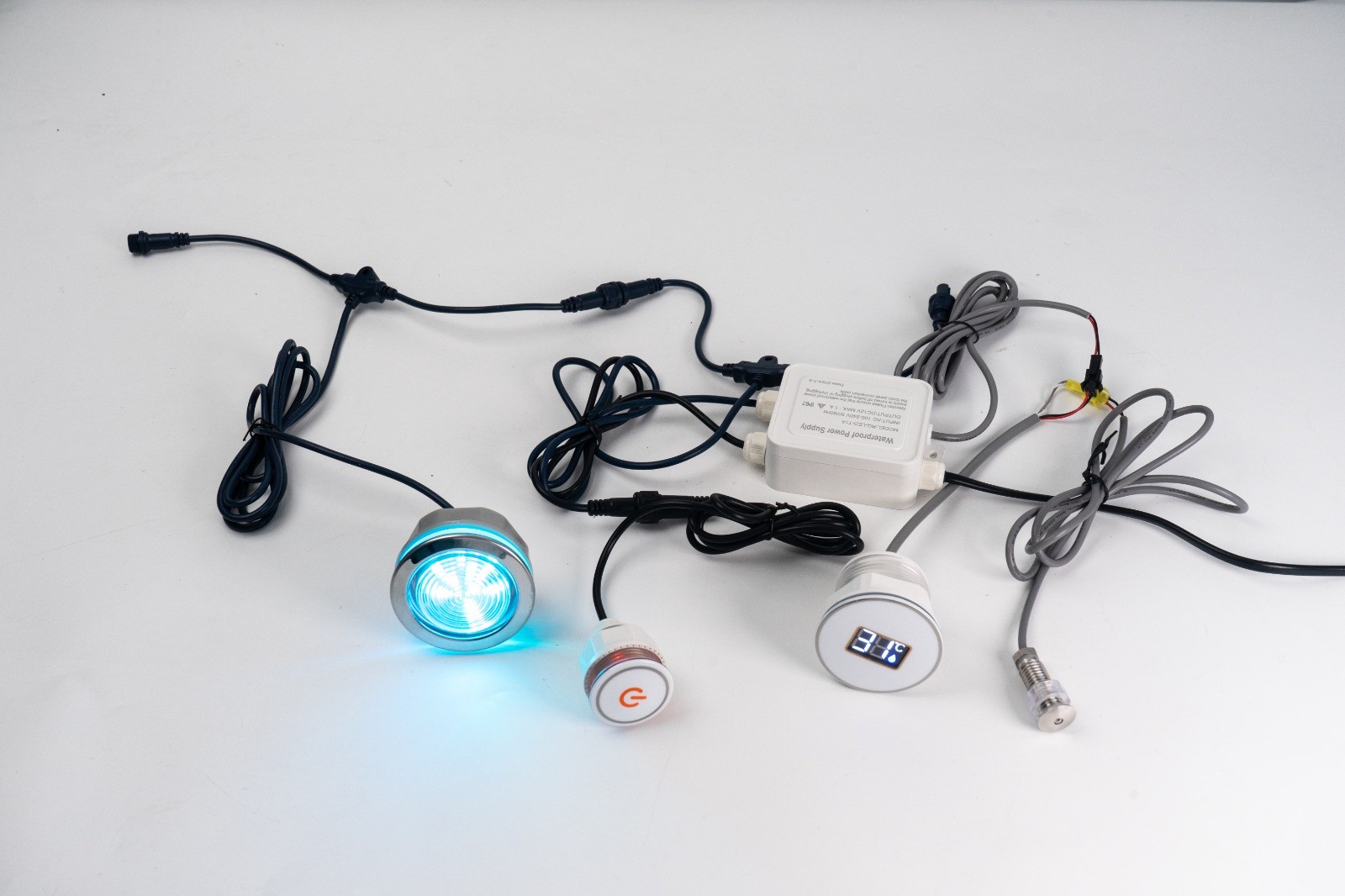 LED valgustus veetermomeetriga